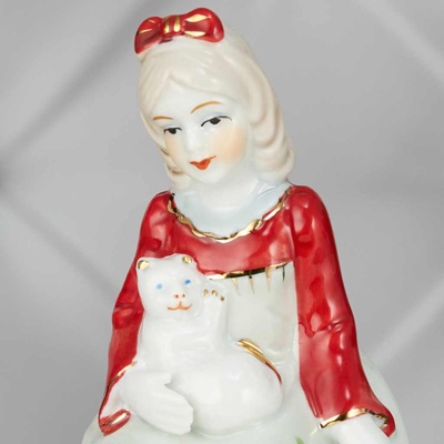 YW-33663  Фарфоровая статуэтка 