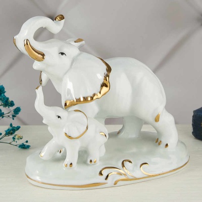 YW-00912  Фарфоровая статуэтка 