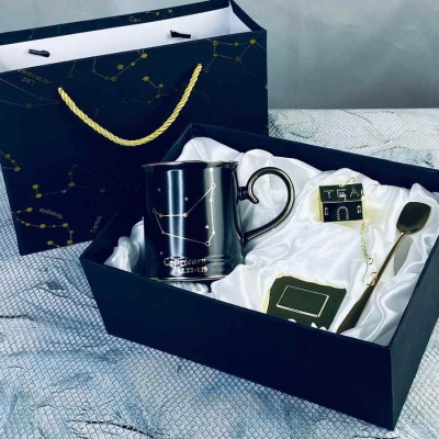 106-299 Кружка 360мл с ложкой и фильтром КОЗЕРОГ в под.уп.Фарфор_5000698